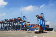 Cargo containers are handled at Gemalink International Port, Ho Chi Minh City. (Illustrative photo: VNA)