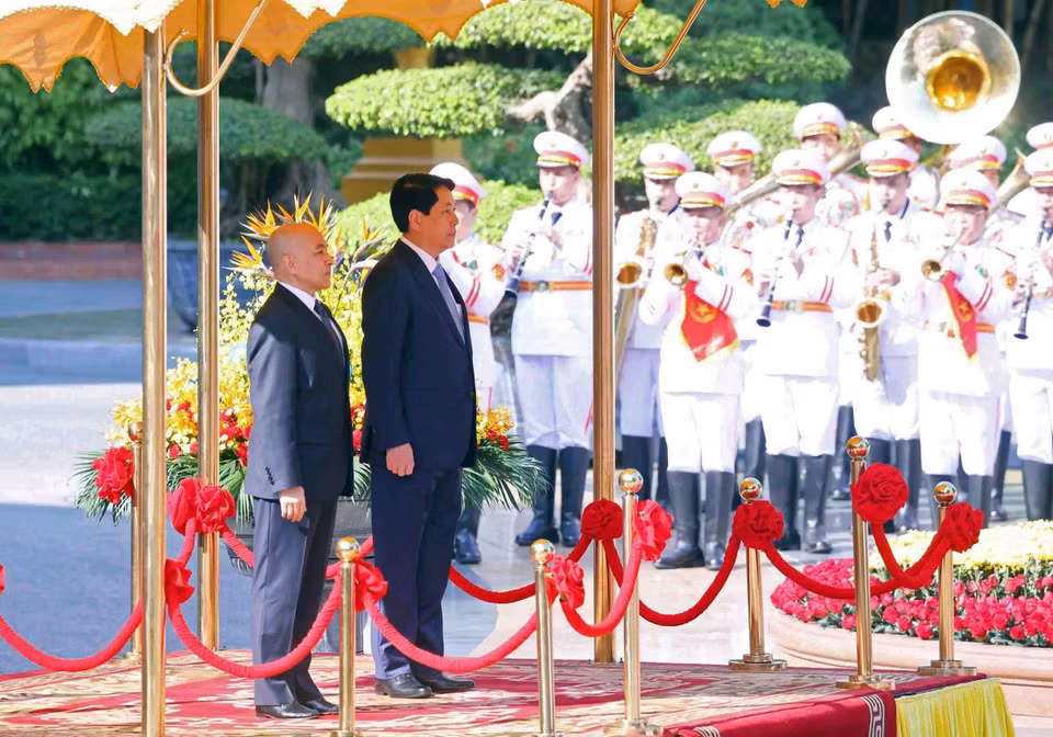 President Luong Cuong and Cambodian King Norodom Sihamoni stand on the honor platform as the national anthems of both countries are played. (Photo: Pham Kien - VNA)
