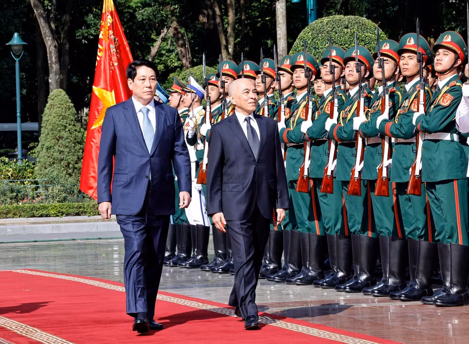 President Luong Cuong and Cambodian King Norodom Sihamoni inspect the Honor Guard of the Vietnam People's Army. (Photo: Lam Khanh - VNA)