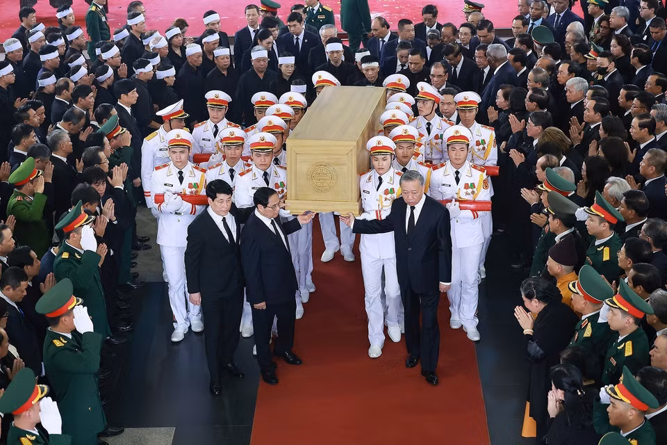 Party and State leaders carry the casket of Party General Secretary Nguyen Phu Trong. (Photo: VNA)