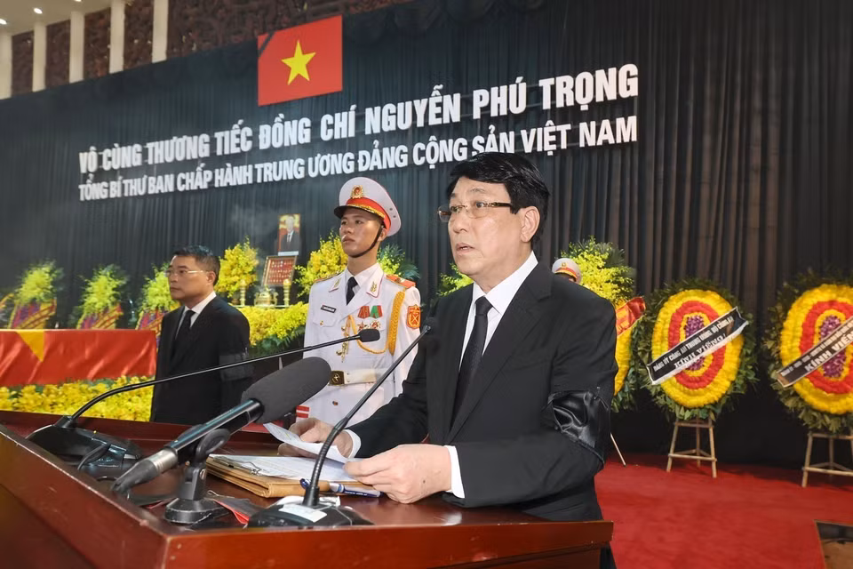 Politburo member, Permanent Member of the Party Central Committee's Secretariat and Head of the Funeral Organising Committee Luong Cuong presides over the memorial service. (Photo: VNA)