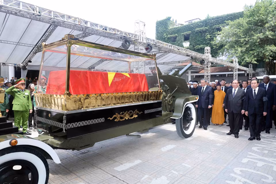 A hearse carrying the casket of Party General Secretary Nguyen Phu Trong departs from the National Funeral Hall. (Photo: VNA)