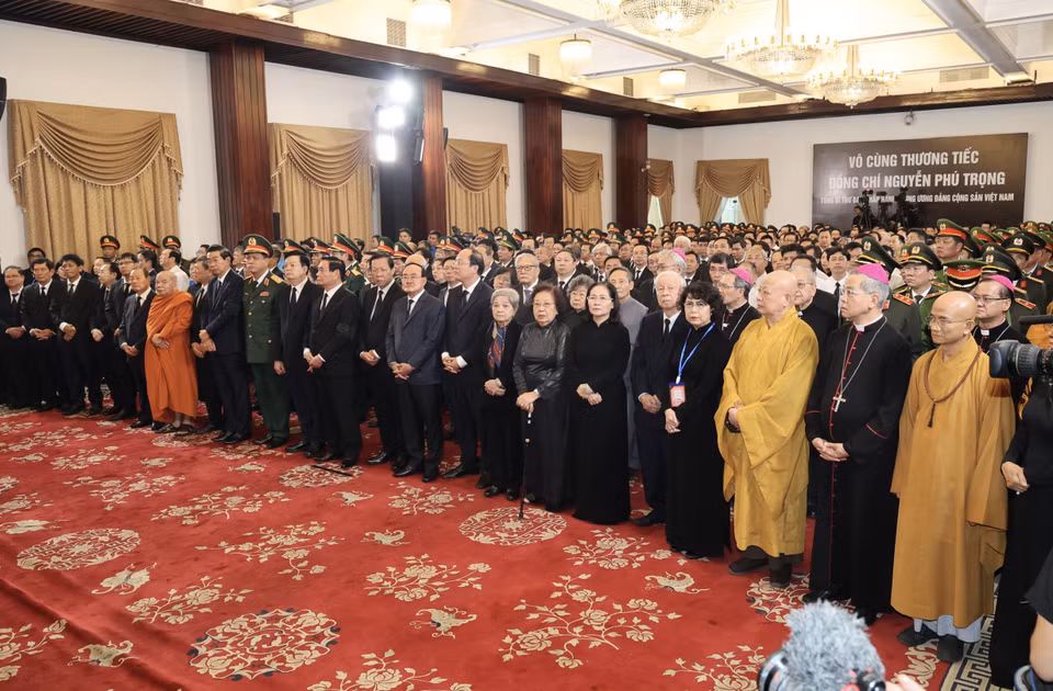 The delegation of the Ho Chi Minh City Party Committee, People's Council, People's Committee, and the Vietnam Fatherland Front, along with leaders of central agencies in the southern region, southern provinces and cities, and a large number of people from various social, religious, and ethnic backgrounds, attend the memorial service for Party General Secretary Nguyen Phu Trong. (Photo: Thanh Vu-VNA)
