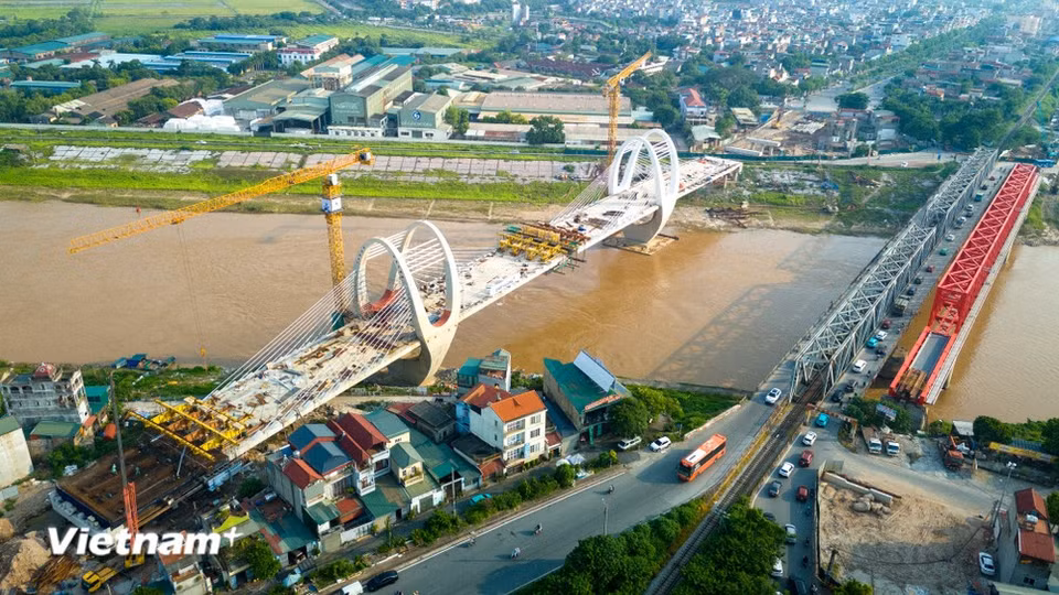 The new 382m-long road bridge over the Duong River is a permanent reinforced concrete and pre-stressed reinforced concrete structure incorporating a cable-stayed system. (Photo: VietnamPlus)