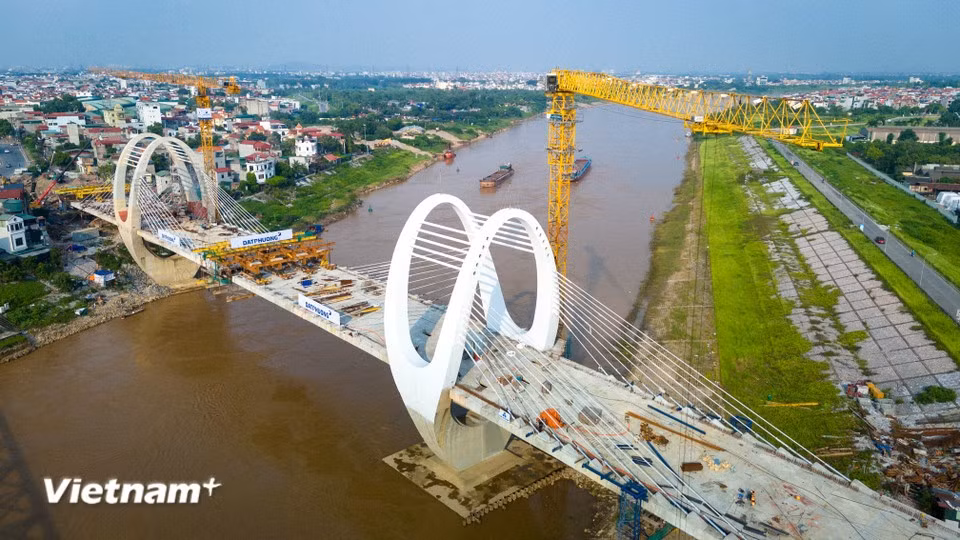 Once the new road and railway bridges are put into operation, the old Duong bridge will be demolished to widen the waterway, separate road and rail traffic, and improve connectivity between the two banks of the Duong River. (Photo: VietnamPlus)