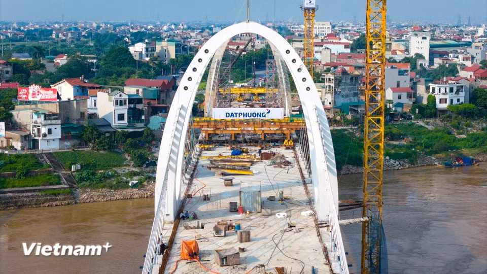 Once the new road and railway bridges are put into operation, the old Duong bridge will be demolished to widen the waterway, separate road and rail traffic, and improve connectivity between the two banks of the Duong River. (Photo: VietnamPlus)