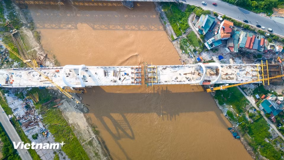 According to the schedule announced in early August 2026, the Duong Bridge is expected to open to traffic in mid-September, paving the way for the demolition of the old bridge and implementation of subsequent project works. (Photo: VietnamPlus)