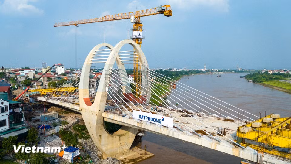 The Duong River waterway transport upgrade project broke ground in July 2023 with a total investment of 1.8486 trillion VND (71 million USD), comprising road and railway bridge components. (Photo: VietnamPlus)