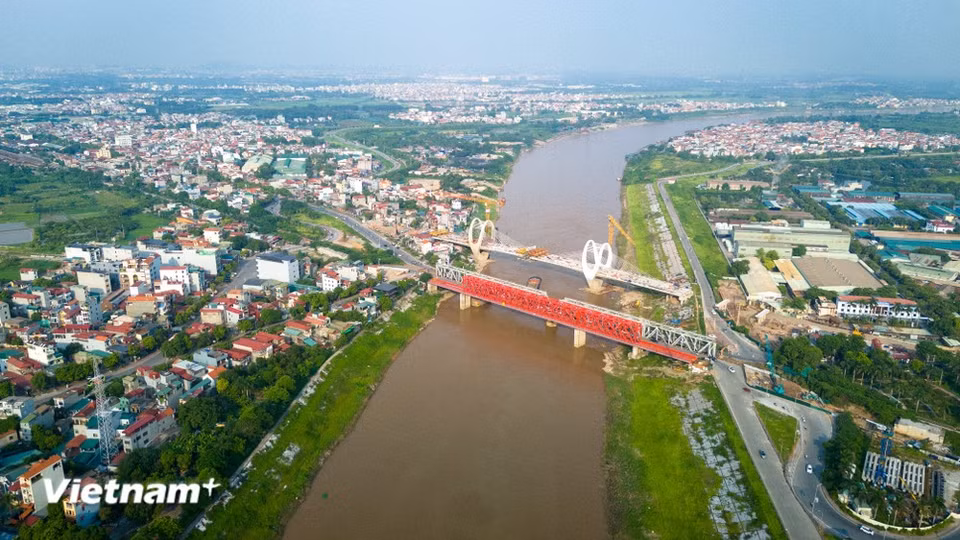Completion of the main span is crucial to the overall project schedule, allowing contractors to shift their focus to finishing the bridge deck, approach roads, interchanges and auxiliary facilities. (Photo: VietnamPlus)