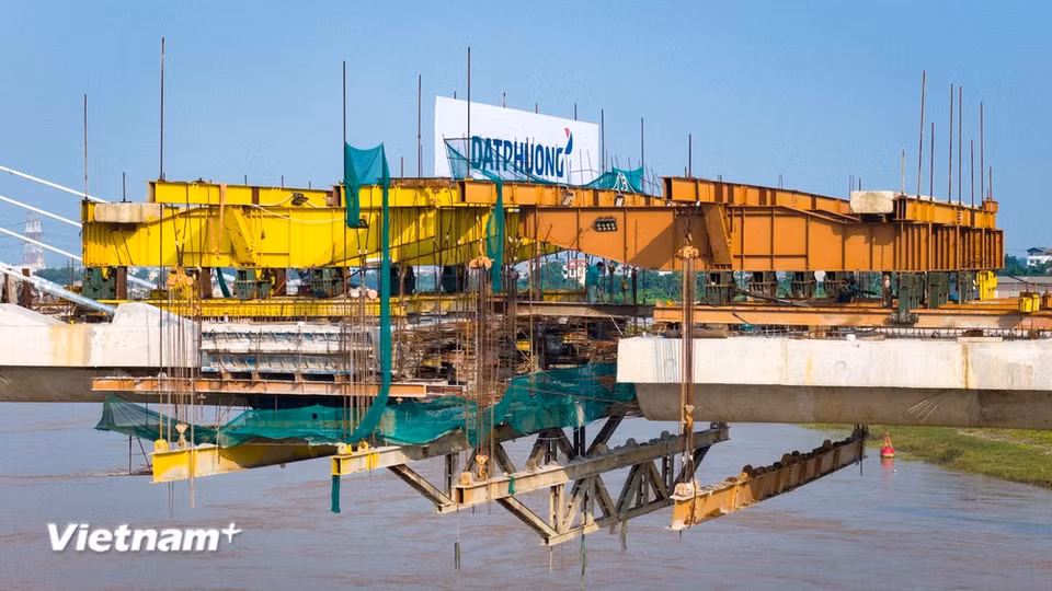 Contractors are focusing on the remaining works ahead of the completion of the main span. (Photo: VietnamPlus)