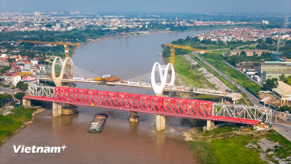 The main bridge is 18.5m wide, while the approach bridge is 16m wide. The new bridge is located about 100m downstream from the existing Duong bridge. (Photo: VietnamPlus)