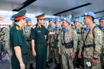 Maj. Gen. Pham Manh Thang, Director of the Vietnam Department of Peacekeeping Operations, encourages and gives instructions to the soldiers before their departure. (Photo: VNA)