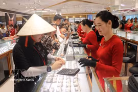 Tourists shop at Ngoc Hien Pearl Farm in Phu Quoc city, An Giang province. (Photo: VNA)