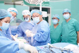 A kidney transplant performed at the Hue Central Hospital. (Photo published by VNA) 