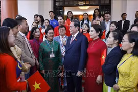 NA Chairman Tran Thanh Man meets with representatives of the Vietnamese community in Malaysia on September 16. (Photo:VNA)
