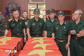 Veterans pay tribute to their fallen comrades recovered from Le Thi Rieng Park in Ho Chi Minh City. (Photo: VNA)