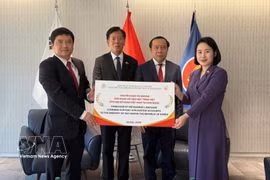 Minister of Science and Technology Vu Hai Quan (second, right) witnesses Director of the Posts and Telecommunications Institute of Technology Dang Hoai Bac presenting the Vietnamese-learning app to representatives of the Vietnamese Embassy in the Republic of Korea. (Photo: VNA)