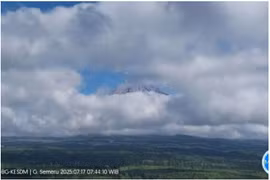 Mount Semeru erupts with a 1,000-meter-high column of volcanic ash from the Mahameru peak on July 17, 2025. (Photo: ANTARA) 