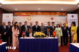 The signing of the minutes of the bilateral meeting between the Vietnam Academy of Science and Technology and the Lao Ministry of Technology and Communications. (Photo: VNA)