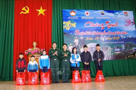 Leaders of Dak Nong's border guard station present gifts to disadvantaged families and students. (Photo: VNA)