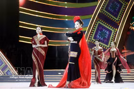 A costume show at the 2026 Son La International Brocade Festival. (Photo: VNA)