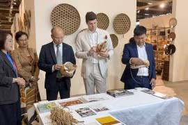 Vietnamese Ambassador to France Dinh Toan Thang visits a Vietnamese business booth. (Photo:VNA)