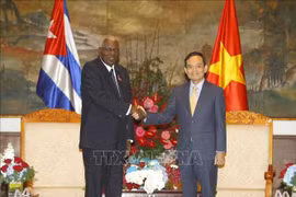 Secretary of the municipal Party Committee Tran Luu Quang and President of the National Assembly of People's Power and President of the Council of State of Cuba Esteban Lazo Hernandez (Photo: VNA)