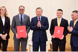 Representatives of Sun Group and Marriott International exchange the strategic cooperation document in New York, witness by General Secretary of the Communist Party of Vietnam Central Committee and President To Lam (Photo: VNA published) 