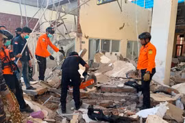 Rescuers search for victims following the earthquake in Flores, Indonesia, on August 15, 2026. (Photo: Xinhua/VNA) 