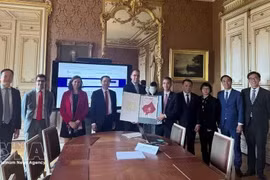 Deputy Chief of the Communist Party of Vietnam (CPV) Central Committee's Office Vo Thanh Hung (fifth, right) receives archives on President Ho Chi Minh handed over by the French National Overseas Archives on September 10. (Photo: VNA) 