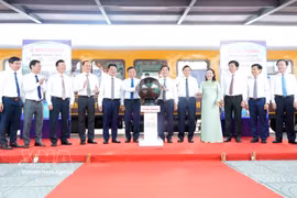 Delegates press the button to launch the “Phong Nha – Hue Ancient Capital: World Heritage Journey” tourist train. (Photo: VNA) 