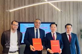 Vinachem General Director Nguyen Huu Tu (right) and Chairman of Kayan for International Trade Hatem Elgama exchange the signed agreement.. (Photo: VNA) 