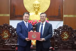 Chairman of the Can Tho People's Committee Chairman Truong Canh Tuyen (right) presents a souvenir to Pakistani Ambassador to Vietnam Kohdayar Marri at the meeting on July 21. (Photo: VNA) 