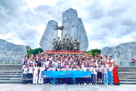 Outstanding overseas Vietnamese youth and student delegates pose for a group photo at the Monument of President Ho Chi Minh and Quang Binh people in Dong Hoi ward, Quang Tri province, in 2025. (Photo: VNA) 