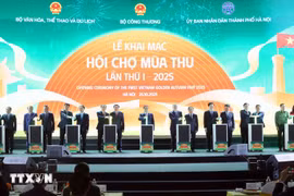 Prime Minister Pham Minh Chinh and delegates perform the opening ceremony of the first Autumn Fair 2025 (VNA) 