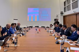 The Vietnamese delegation holds a working session with France's Economic, Social and Environmental Council (CESE) to exchange experience in public policymaking. (Photo: VNA)