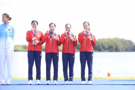 Vietnamese rowers Du Thi Bong, Le Thi Hien, Pham Thi Ngoc Anh and Ha Thi Vui celebrate after winning a bronze medal at ASIAD 2026. (Photo: VNA)