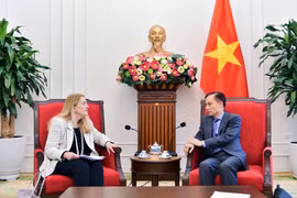 Minister of Foreign Affairs Le Hoai Trung (R) receives Helene Budliger Artieda, Director of Switzerland’s State Secretariat for Economic Affairs, in Hanoi on March 17. (Photo: MoFA)