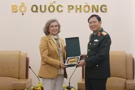 General Nguyen Tan Cuong (right), Chief of the General Staff of the Vietnam People’s Army and Deputy Minister of National Defence, receives Spanish Ambassador to Vietnam Carmen Cano De Lasala in Hanoi on December 9 (Photo: VNA)