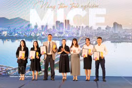 Da Nang honours outstanding travel firms with the “MICE – The Rising Wave” award in recognition of their contributions to attracting MICE visitors to the city. (Photo: VNA)