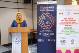 Zaimah Osman, Malaysia’s Trade Consul in Ho Chi Minh City, discusses cooperation opportunities between Vietnamese and Malaysian businesses in the Halal food sector. (Photo: baochinhphu.vn) 