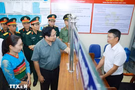 PM Pham Minh Chinh inspects the settlement of administrative procedures in border Bat Mot commune in central Thanh Hoa province. (Photo: VNA) 