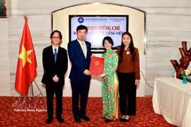 Vietnamese Consul General in Osaka Nguyen Truong Son presents a letter of commendation to the Vietnam Studies Centre. (Photo: VNA)