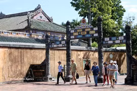 Tourists visit the Imperial Citadel of Hue. (Photo: VNA) 