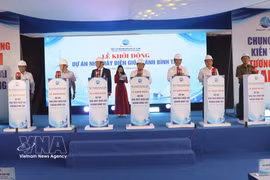 Delegates press the button to launch the project. (Photo: VNA) 