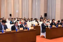 NA Chairman attends review meeting of deputies representing localities. (Photo: VNA)