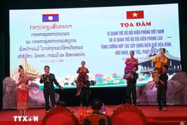 Vietnamese and Lao young border guar officers perform at the event. (Photo: VNA)