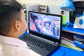 A student at Thang Long Primary School in Hanoi attend an online class. (Photo: VNA) 