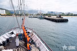 Sail training ship Le Quy Don is about to dock at port. (Photo: QDND) 