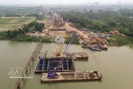 Work on Pier TC8 of Tran Hung Dao Bridge and the access road on Nguyen Son street in Long Bien ward, Hanoi, is being accelerated to ensure progress stays on schedule. (Photo: VNA)